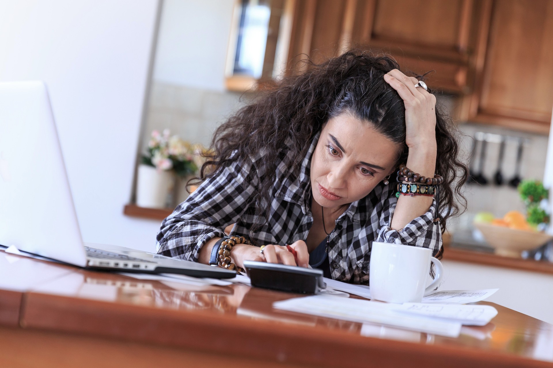 Mujer pensativa haciendo finanzas Inicio